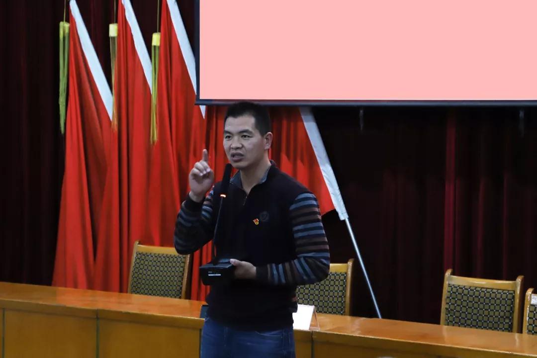 南陽(yáng)工業(yè)學(xué)校學(xué)生科長(zhǎng)劉國(guó)輝